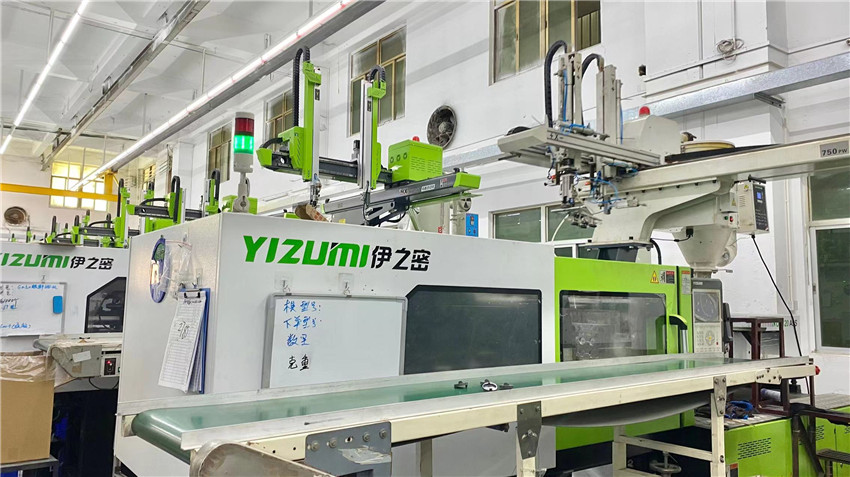 Injection molding process for cosmetic packaging components at Jenae Beauty factory