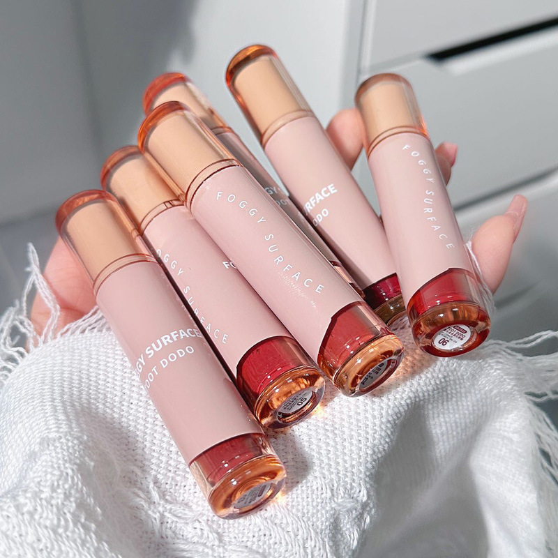 Brown-toned Soft-focus Lip Gloss with Matte Finish, Not Prone to Fading and Makes the Lips Look Brighter and Whiter.