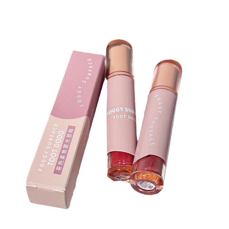 Brown-toned Soft-focus Lip Gloss with Matte Finish, Not Prone to Fading and Makes the Lips Look Brighter and Whiter.