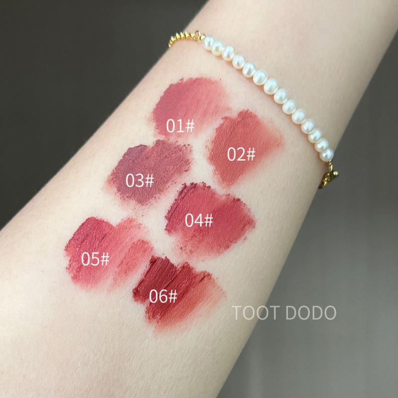 Brown-toned Soft-focus Lip Gloss with Matte Finish, Not Prone to Fading and Makes the Lips Look Brighter and Whiter.