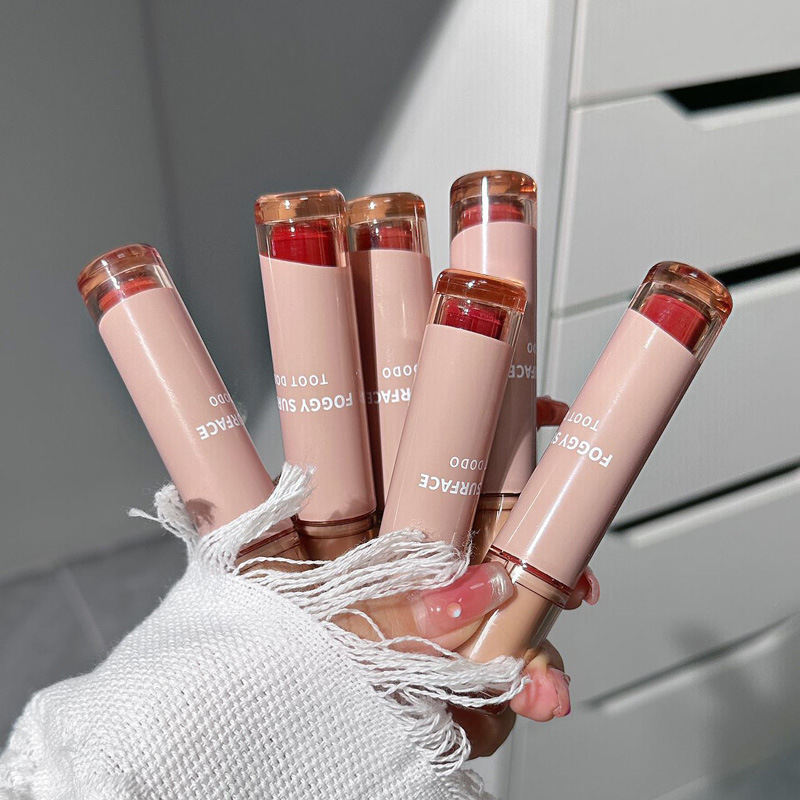 Brown-toned Soft-focus Lip Gloss with Matte Finish, Not Prone to Fading and Makes the Lips Look Brighter and Whiter.