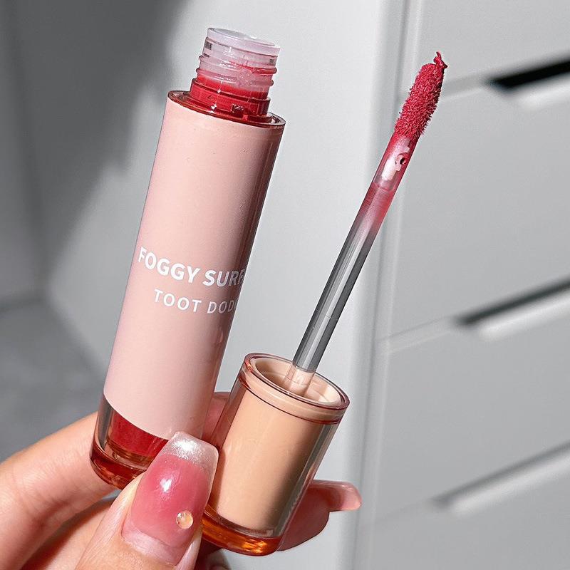 Brown-toned Soft-focus Lip Gloss with Matte Finish, Not Prone to Fading and Makes the Lips Look Brighter and Whiter.