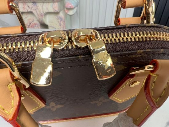 حقيبة دلو مزينة بالزهور من علامة أزياء نسائية
