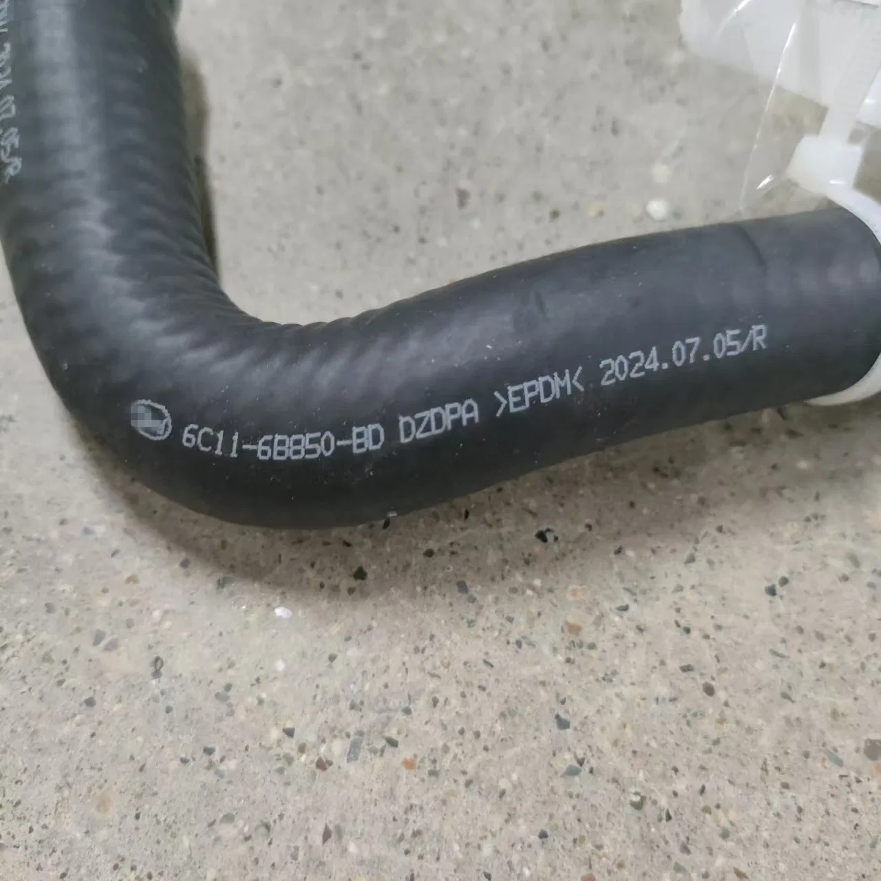 Original F Ord Transit V348 6c11-6b850bd 1467008 Inter Cooler Water Outlet Hose Oil Cooler to Water Pump Hose