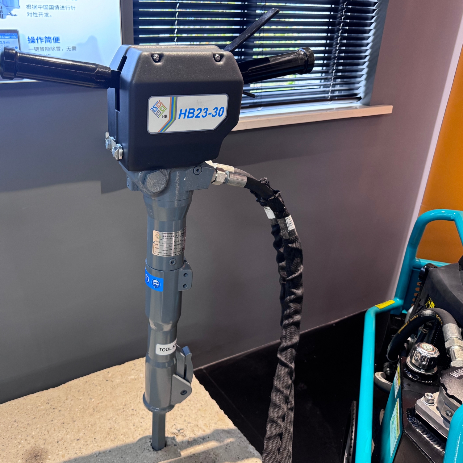Lightweight Hydraulic Impact Hammer Drills with Vibration Reduction &amp; Hydraulic Breaking Features Convenient Pick Accessory