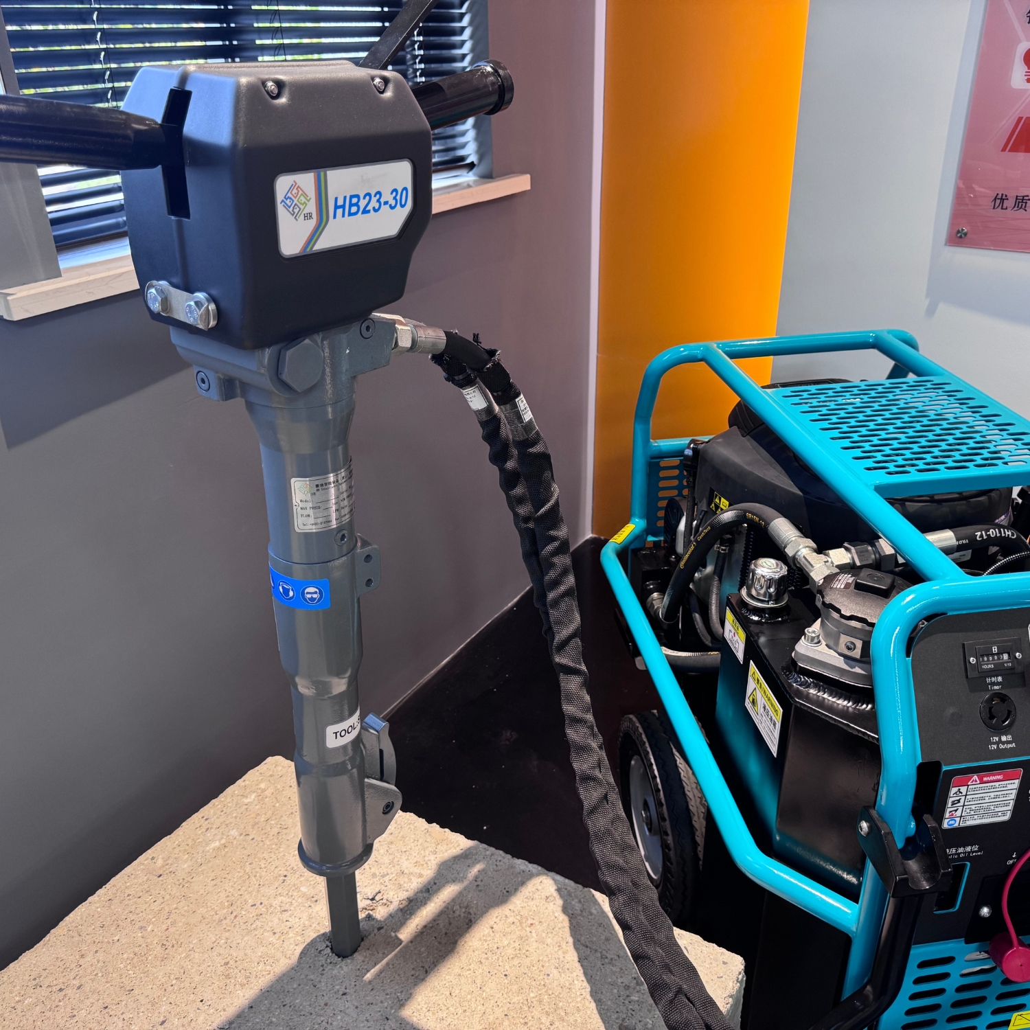 Lightweight Hydraulic Impact Hammer Drills with Vibration Reduction &amp; Hydraulic Breaking Features Convenient Pick Accessory