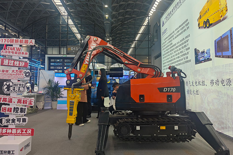 Yuchai D170 Electric Demolition Robot with CE Certified Remote Control Machine