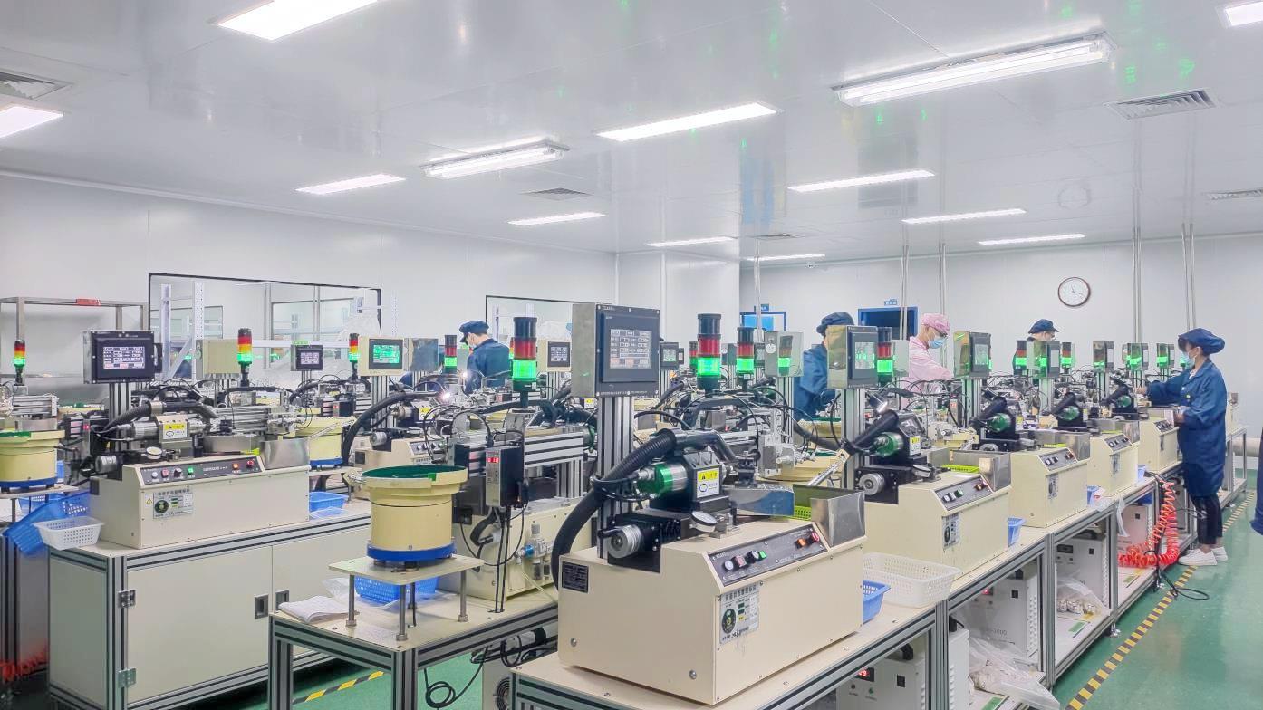 Turning process for contact lens optical precision