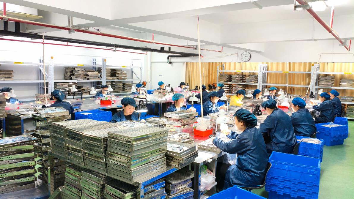 Final quality control (FQC) inspection of contact lenses
