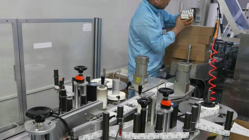 Automated packaging machine for contact lens carton boxing and sealing