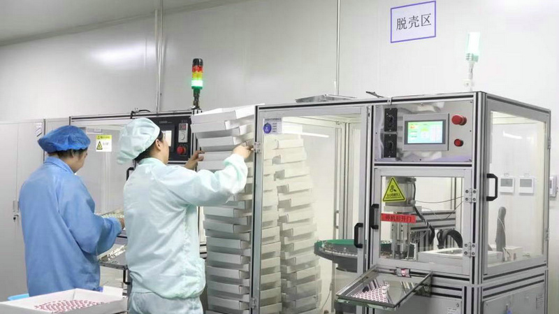 Automated demolding machine separating contact lens from mold