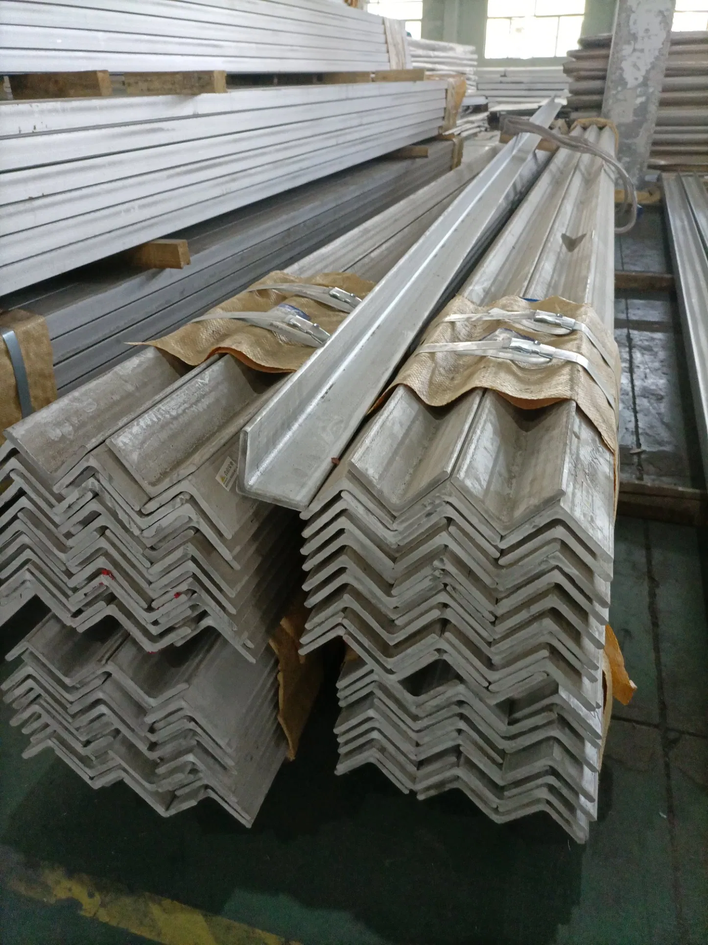 Hot Rolled Prime Quality SUS446 Equal 40*40*5 Price Stainless Steel 2b Unequal Bar Supplier 439 630 Light I Angle Iron Rod for Building