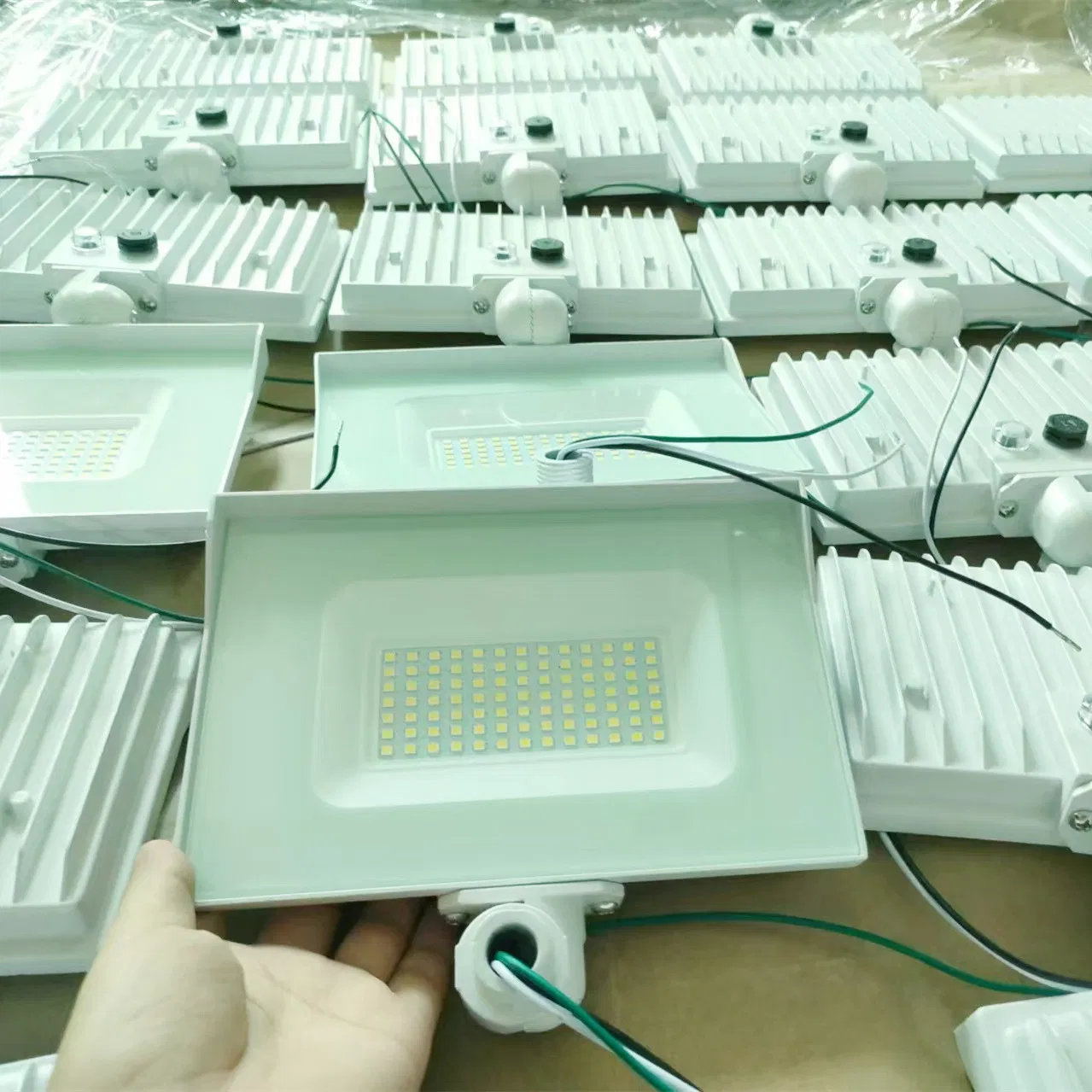 20 Year Manufacturer Industrial &amp; Commercial Flood Lighting 30 Watt 40 Watt 50 Watt 60 Watt White Finish Aluminium New Patent Knuckle Outdoor Flood Lamp ETL CE