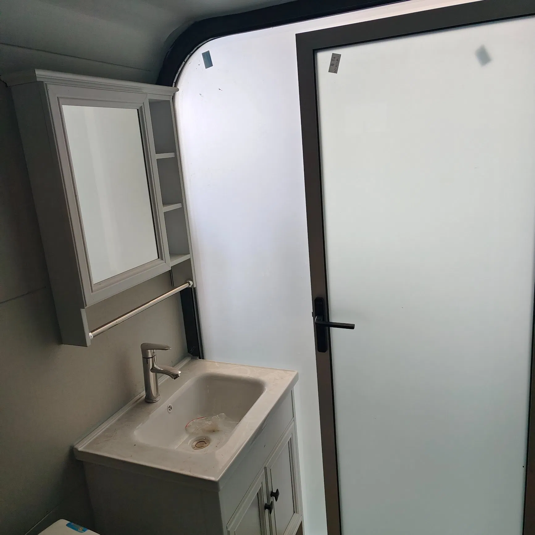 Cottages de luxo pré-fabricados podem ser empilhados com casas móveis multifuncionais para escritório e vida diária