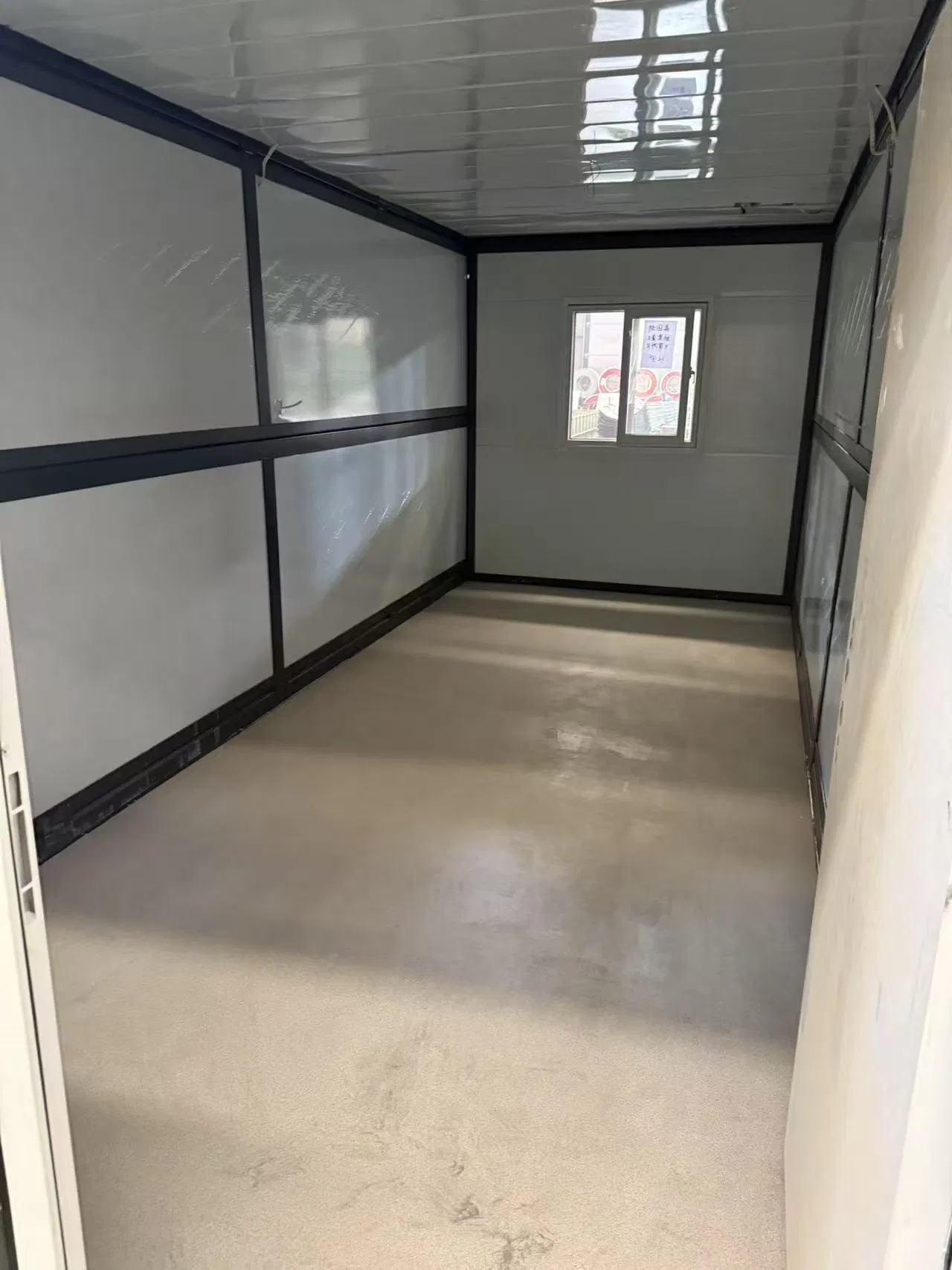 Casa Modular Prefabricada com Estrutura de Alta Resistência e Revestimento em Madeira, Adequada para Pequenos Escritórios e Residências