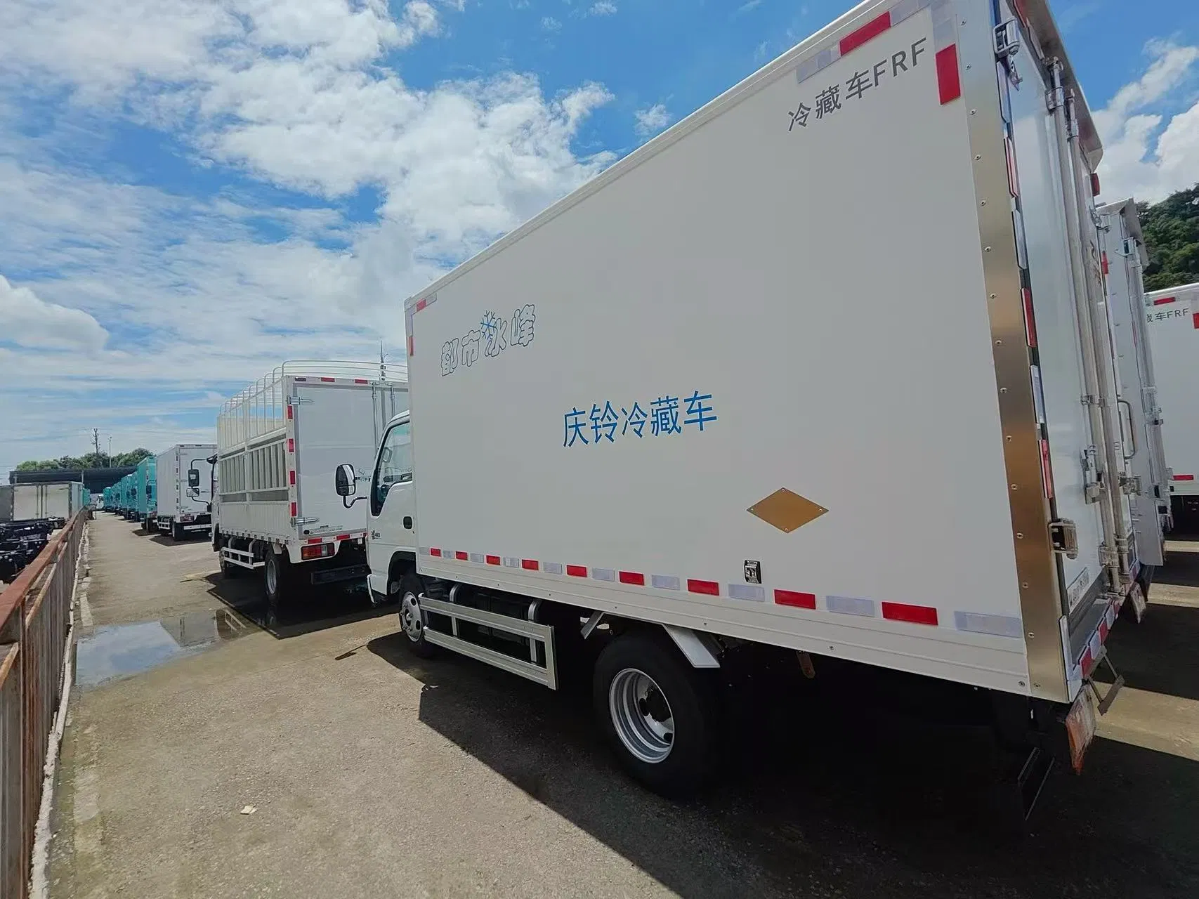 Qingling 100p 4X4 Light Small Box Van Refrigerator Truc4HK1 Diesel Engine Manual Transmission 4*2 Single Cab Box Cargo Truck Export for Urban Last-Mile Delivery