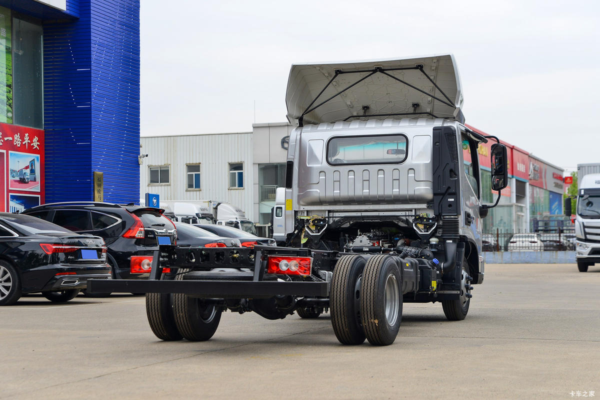 Multi-Purpose Aumark Trucks for Dependable Urban Delivery Operations