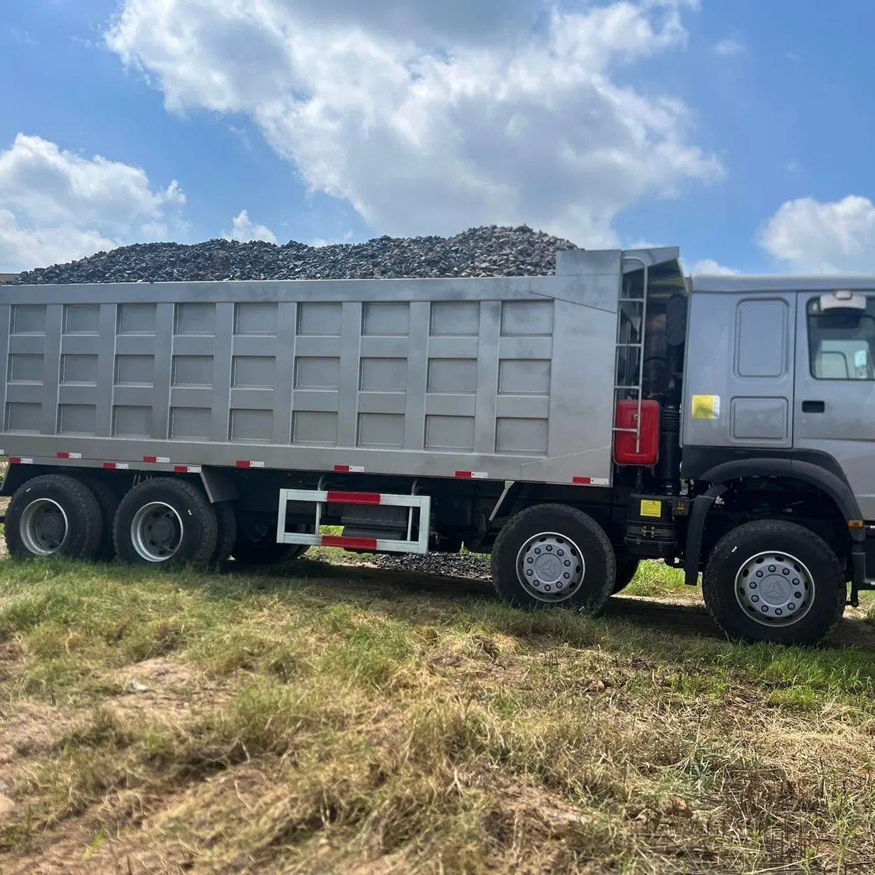 Used Truck Hot Sale Chinese Brand 6X4 371HP/380HP/400HP/420HP Left/Right Hand Drive Hydraulic Lift High Payload HOWO 8X4 Dump Truck Square Box for Construction