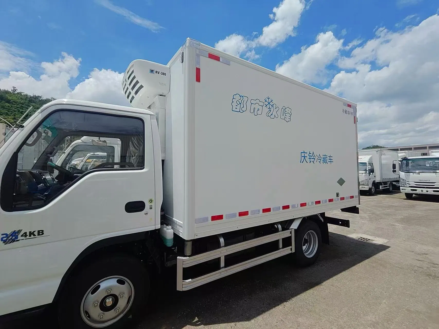Qingling 100p 4X4 Light Small Box Van Refrigerator Truc4HK1 Diesel Engine Manual Transmission 4*2 Single Cab Box Cargo Truck Export for Urban Last-Mile Delivery