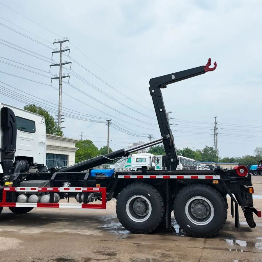 SINOTRUK HOWO 6x4 8X4 Heavy Duty Garbage Trucks Hook Lift &nbsp;Garbage Trucks Recycling Waste Container Hook Arm Garbage Truck Waster Transport Truck