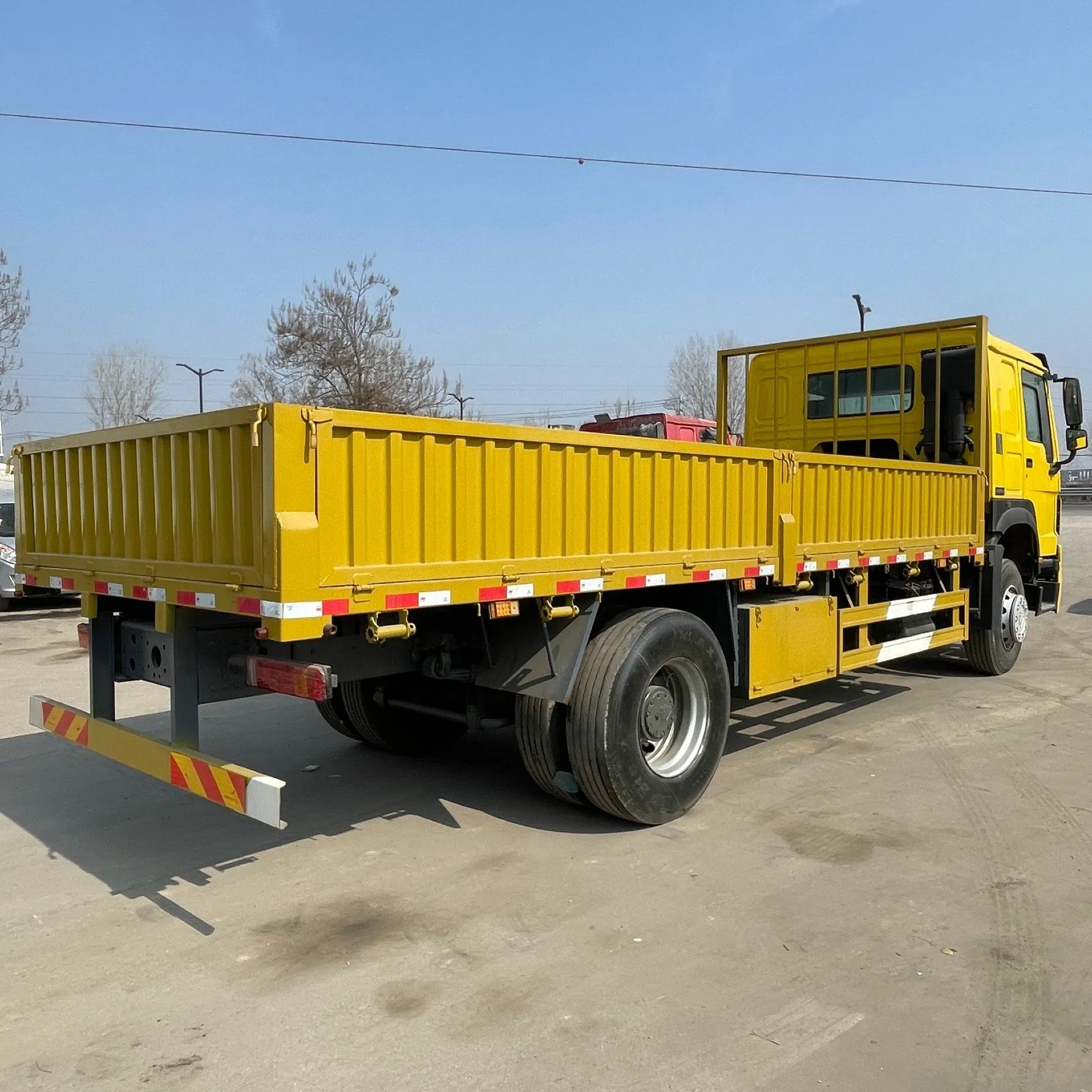 HOWO 4*2 336HP Heavy/Light Duty Truck 25tons Flatbed Transport Truck Tipper Truck