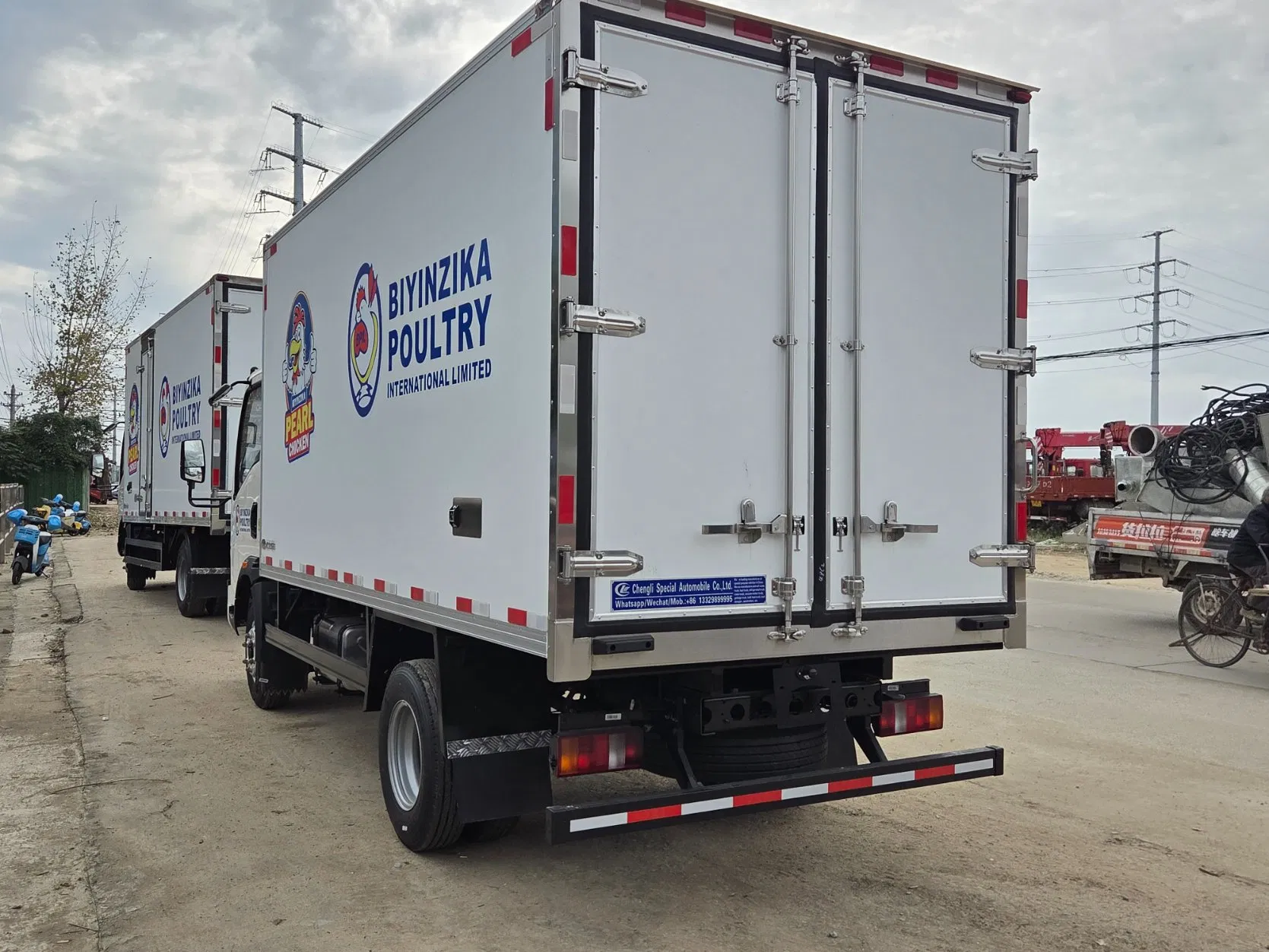 Hot Sale Small 4X2 HOWO Mini 5ton 6ton 8ton 10ton Freezer Van Cargo Refrigerated Van Truck for Meat Fish Seafood Transport in Africa