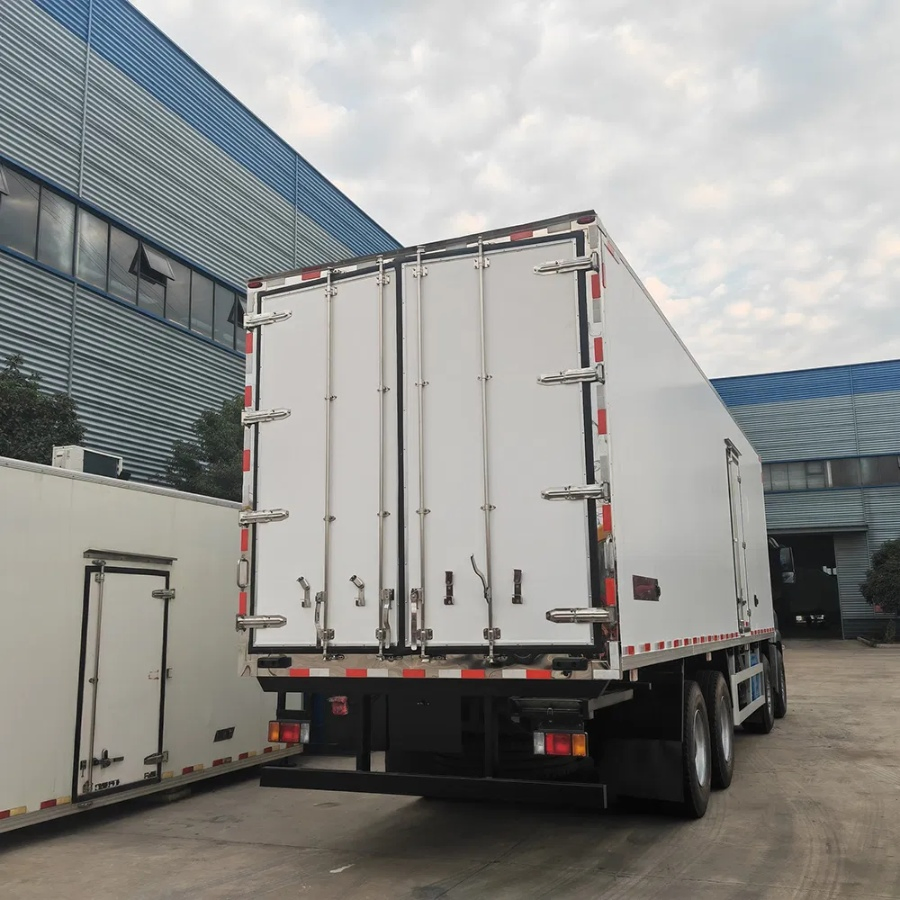 Long Haul 8X4 Refrigerator Truck Ideal for Interstate Cold Chain Logistics and Distribution
