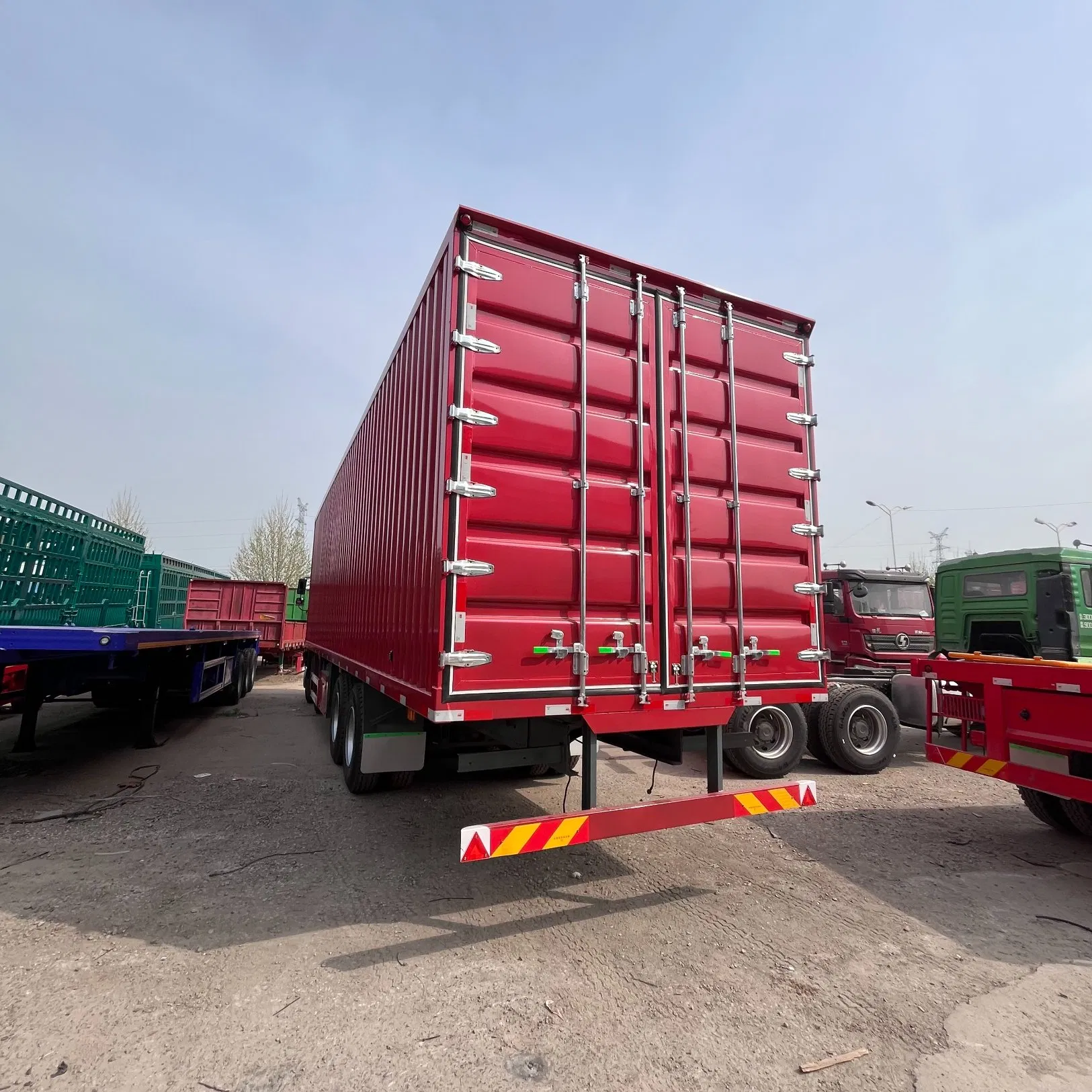 China National Heavy Duty Truck HOWO 12-Wheel Container Truck, 20-Ton Truck, 25 Cubic Meter Box Truck, Van Transport Vehicle