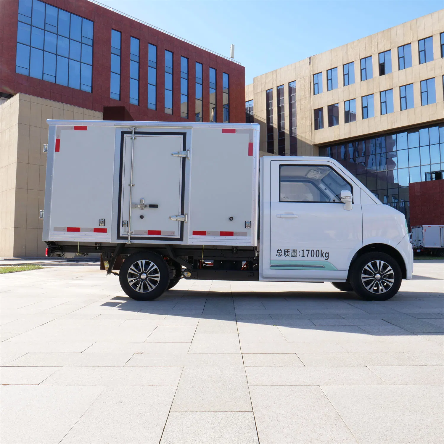 Cheshx2 Lorry Truck Light Operated by Battery (BEV) Electric Cargo Box Truck with Big Power and Strong Motor Power for Express Transport Vehicles