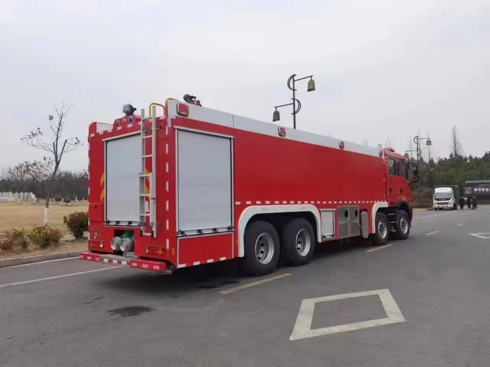 Sinotruk HOWO 8X4 25 Tons Urban Main Battle Fire Truck Optional Left and Right Drive Factory Direct Sales, Global Delivery