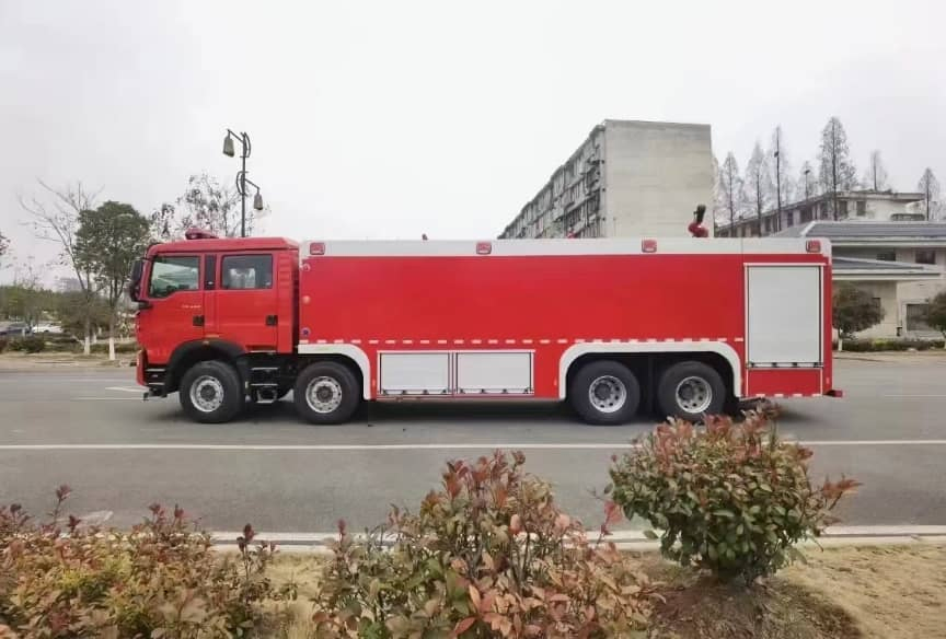 Sinotruk HOWO 8X4 25 Tons Urban Main Battle Fire Truck Optional Left and Right Drive Factory Direct Sales, Global Delivery