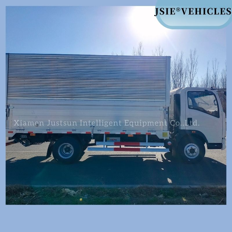 HOWO 4X2 Wing Container Transport Vehicle Truck