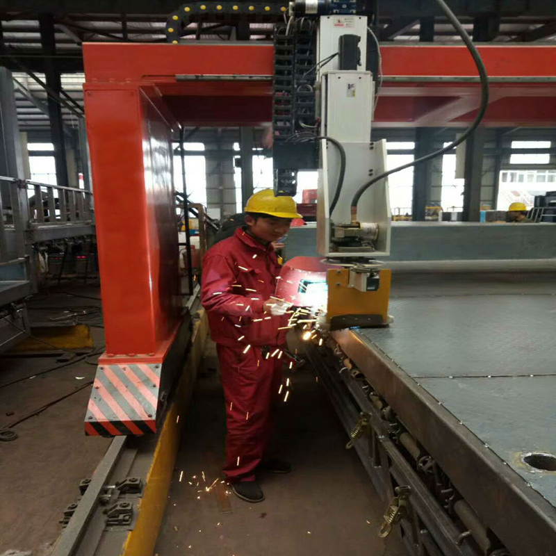 Automatic Laser Tracking Trailer Truck Carriage Steel Plate MIG Welding Robot System