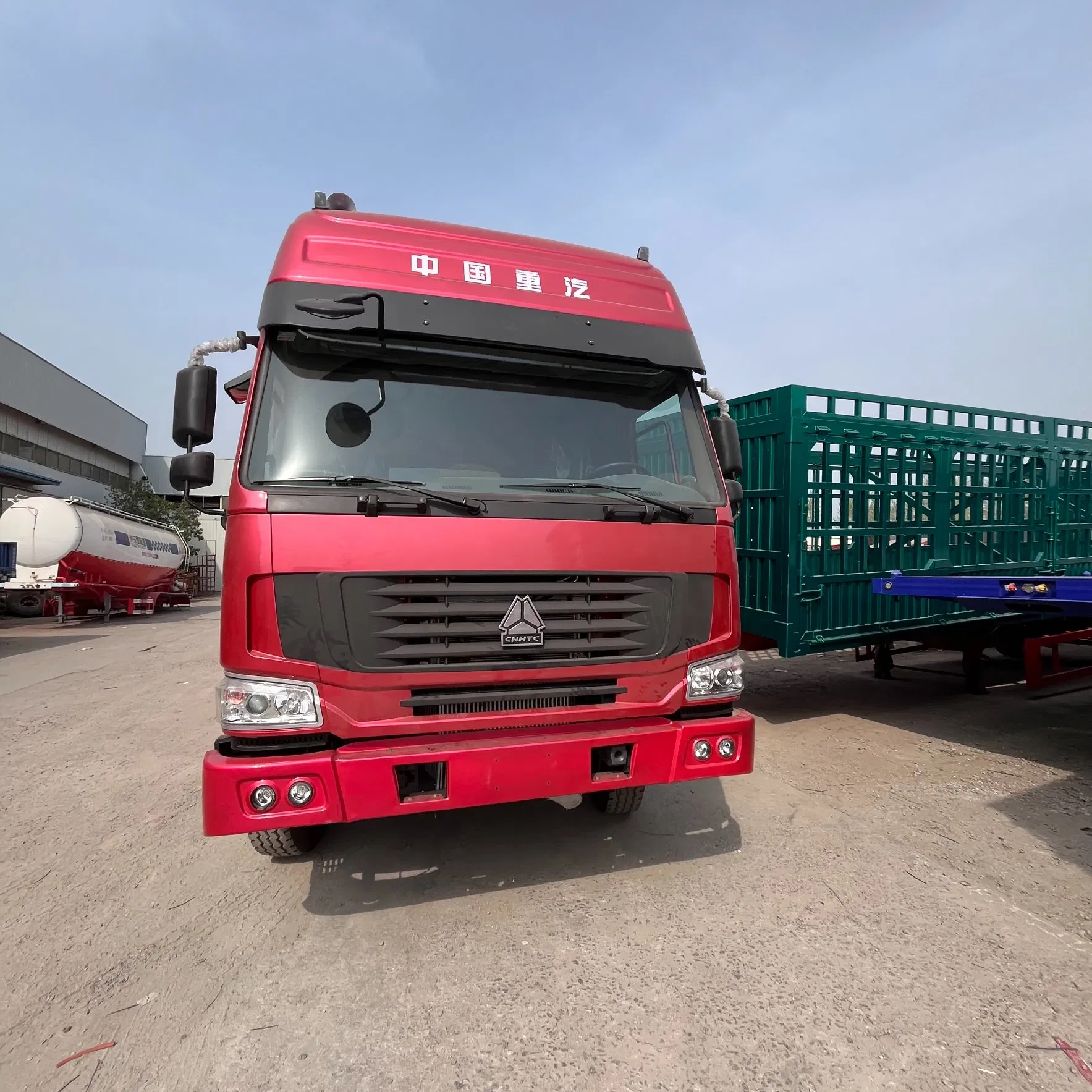 China National Heavy Duty Truck HOWO 12-Wheel Container Truck, 20-Ton Truck, 25 Cubic Meter Box Truck, Van Transport Vehicle