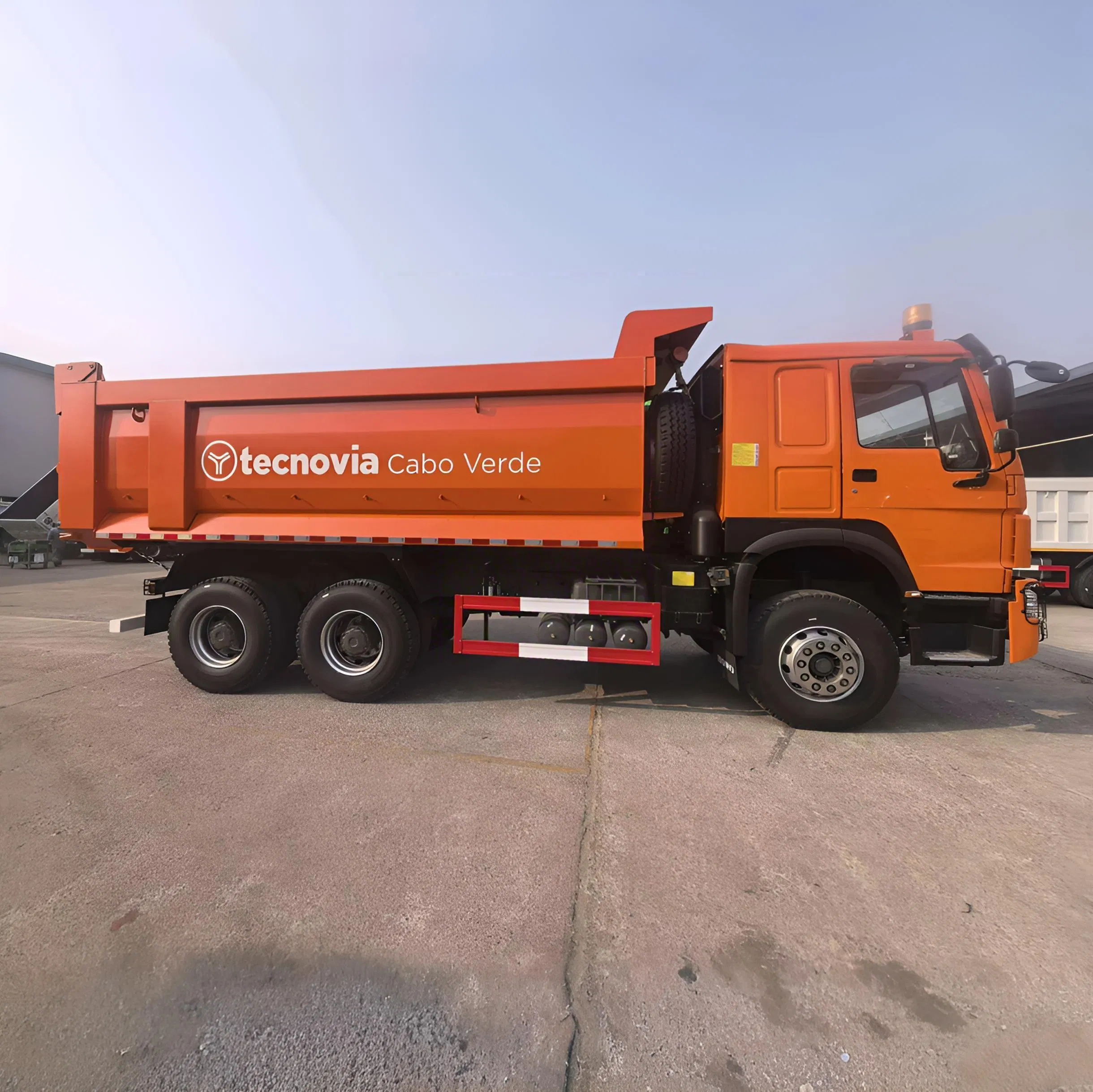 China Sinotruk HOWO Heavy Duty 6X6 All Wheel 4WD Electric Crawler Crane Diesel Man Trailer Dumper Tipper Dump Truck Trailer Price for Sale