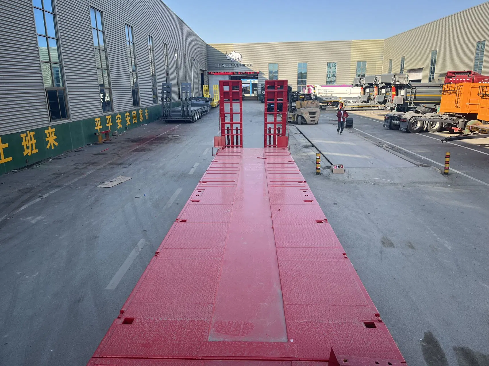 9-Axis Heavy-Duty Flatbed Semi-Trailer Transport Truck