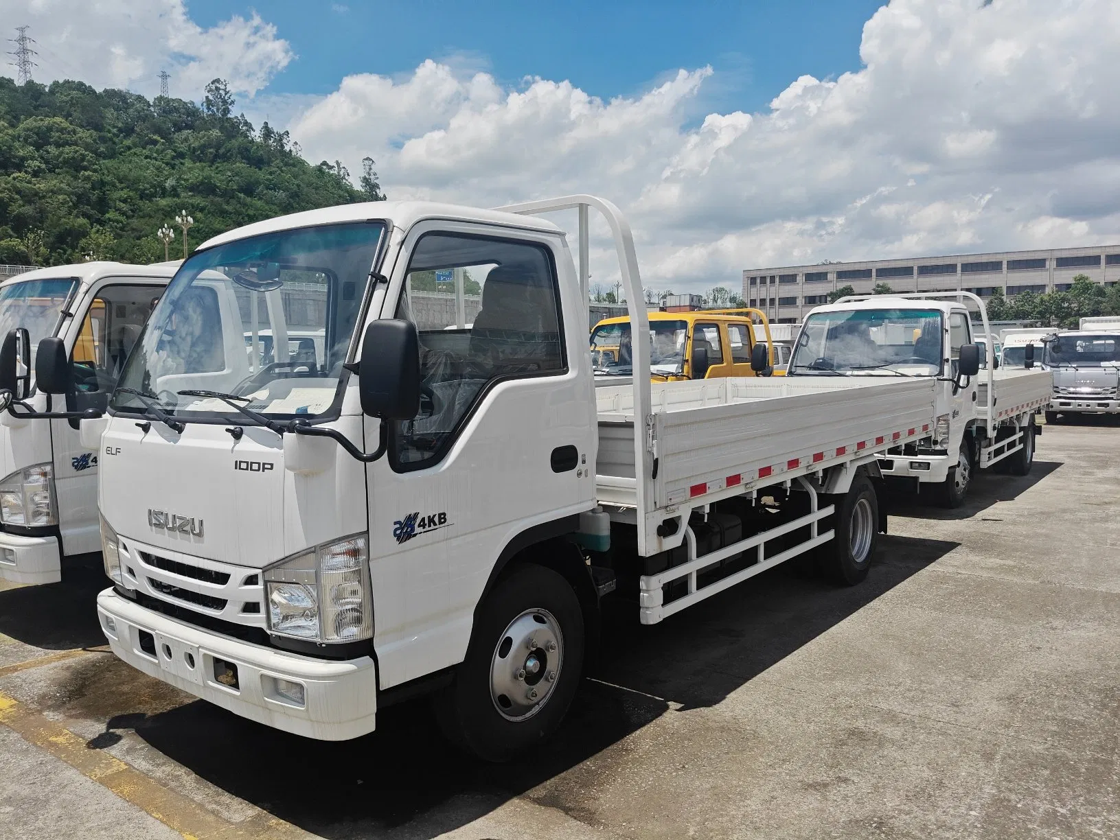 Qingling 100p 4X4 Light Small Box Van Refrigerator Truc4HK1 Diesel Engine Manual Transmission 4*2 Single Cab Box Cargo Truck Export for Urban Last-Mile Delivery
