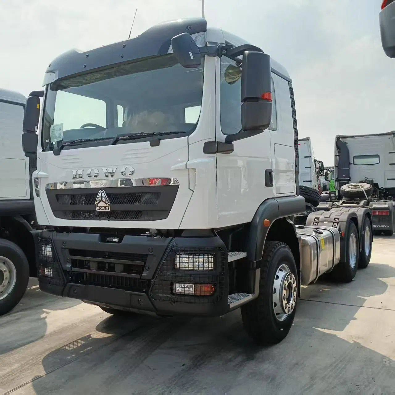 HOWO Tx 6×4 371-430HP Heavy-Duty Tractor Truck Lr for Urban Logistics Distribution
