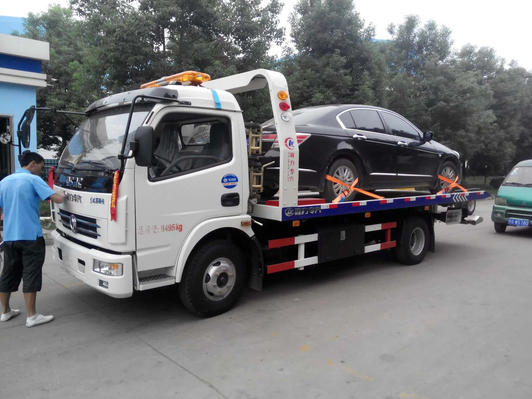 4~8ton Road Rescue Wrecker Flatbed Towing Carrier Recovery Crane Rollback Road Platform Transport with HOWO FAW Dongfeng Truck Best Price China Factory