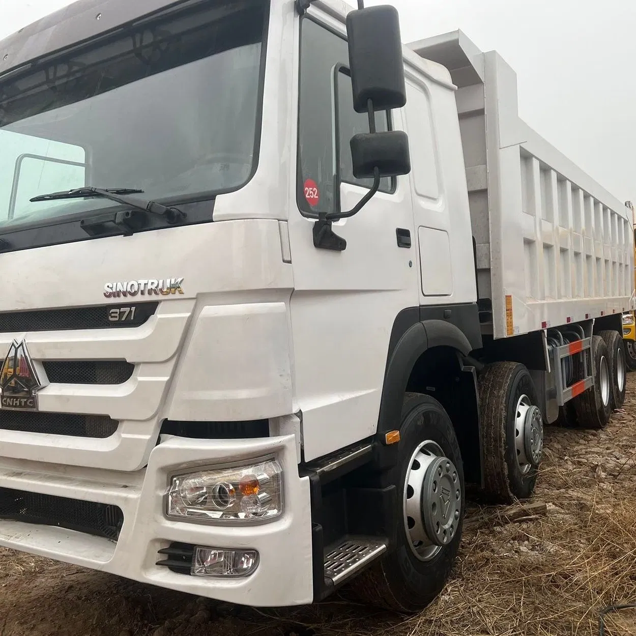 Used Truck Hot Sale Chinese Brand 6X4 371HP/380HP/400HP/420HP Left/Right Hand Drive Construction Haulage White 8X4 HOWO Dump Truck Heavy Duty Tipper