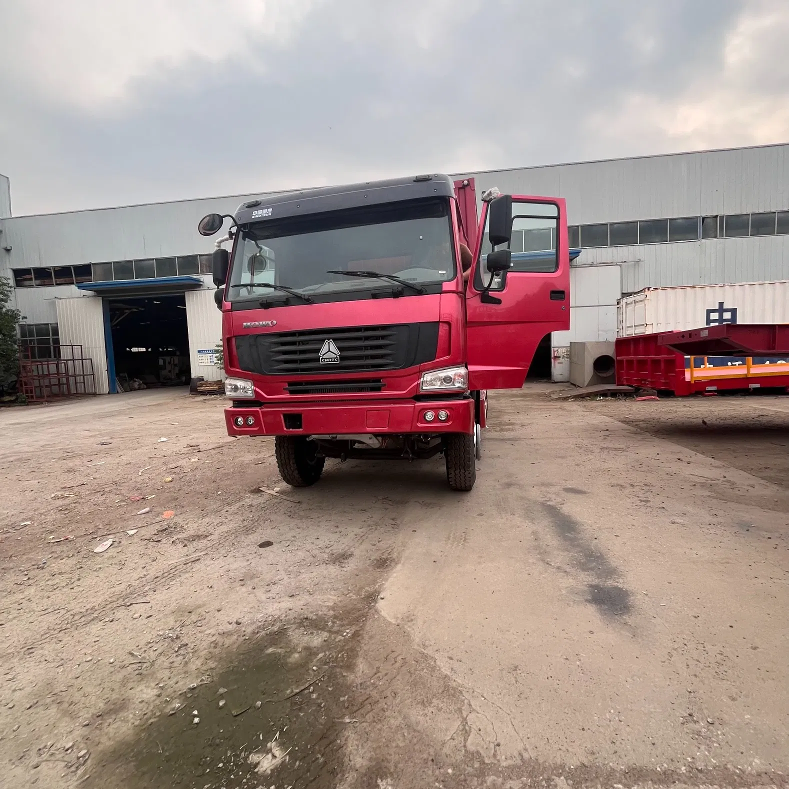 China National Heavy Duty Truck HOWO 12-Wheel Container Truck, 20-Ton Truck, 25 Cubic Meter Box Truck, Van Transport Vehicle