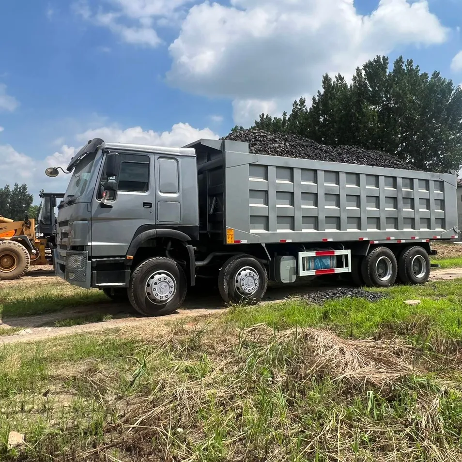 Side view of HOWO 8X4 Dump Truck