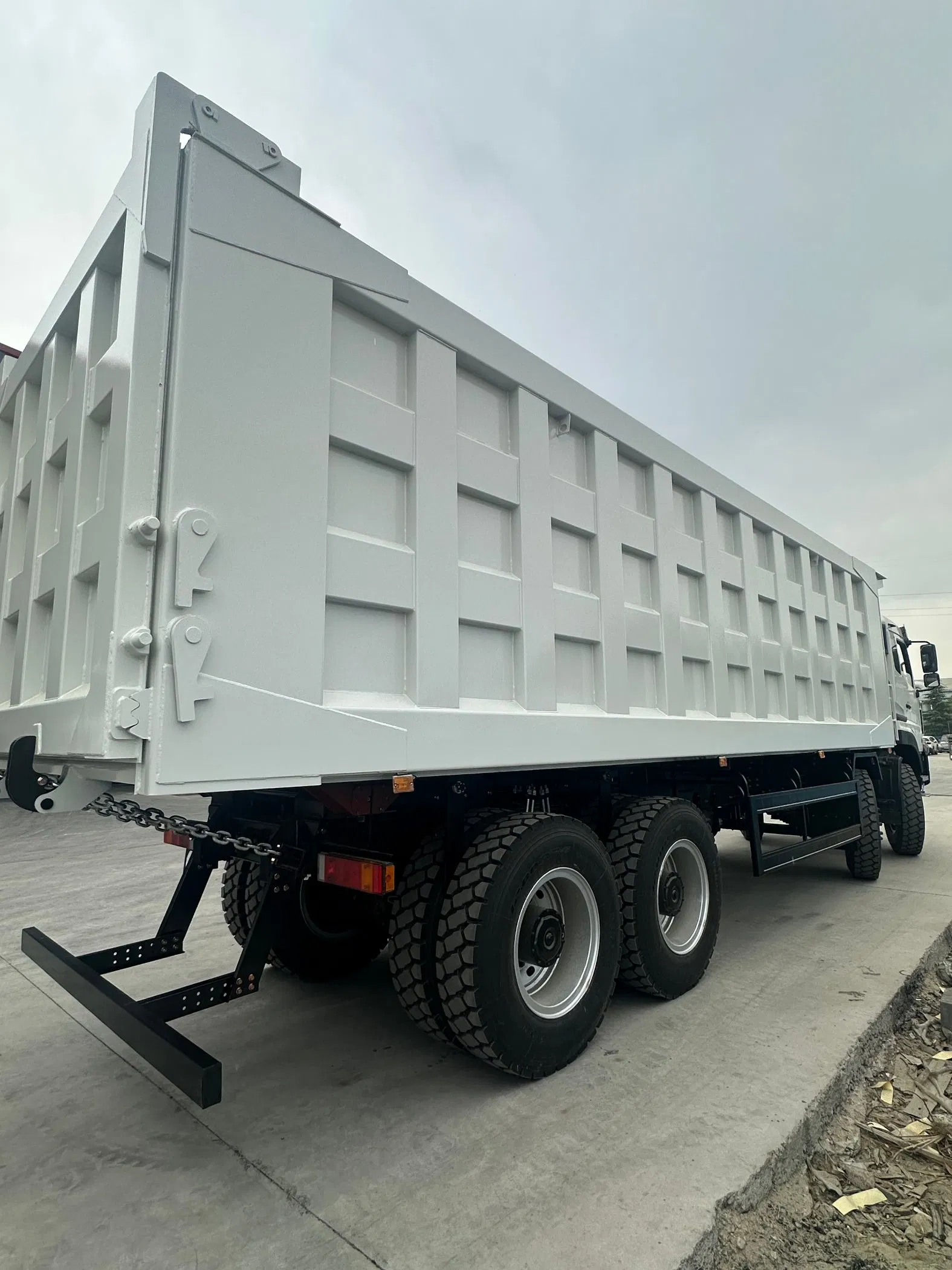 New Dongfeng 8X4 Rhd Dump Truck Tipper Truck Construction Debris Truck