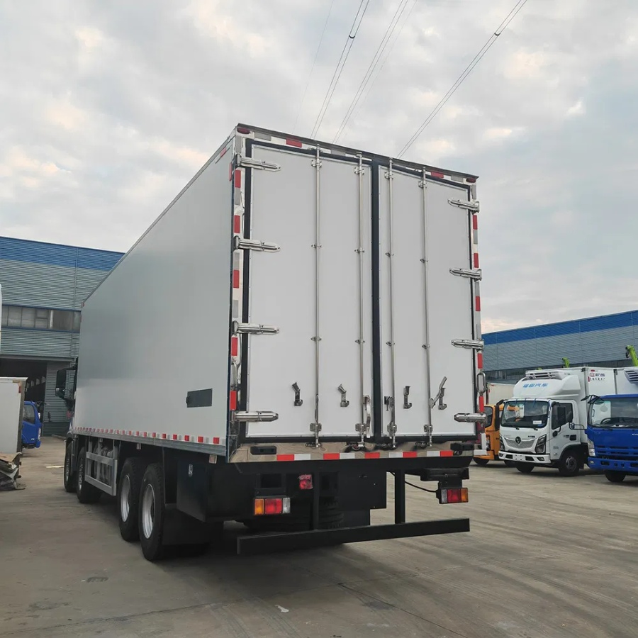 Long Haul 8X4 Refrigerator Truck Ideal for Interstate Cold Chain Logistics and Distribution