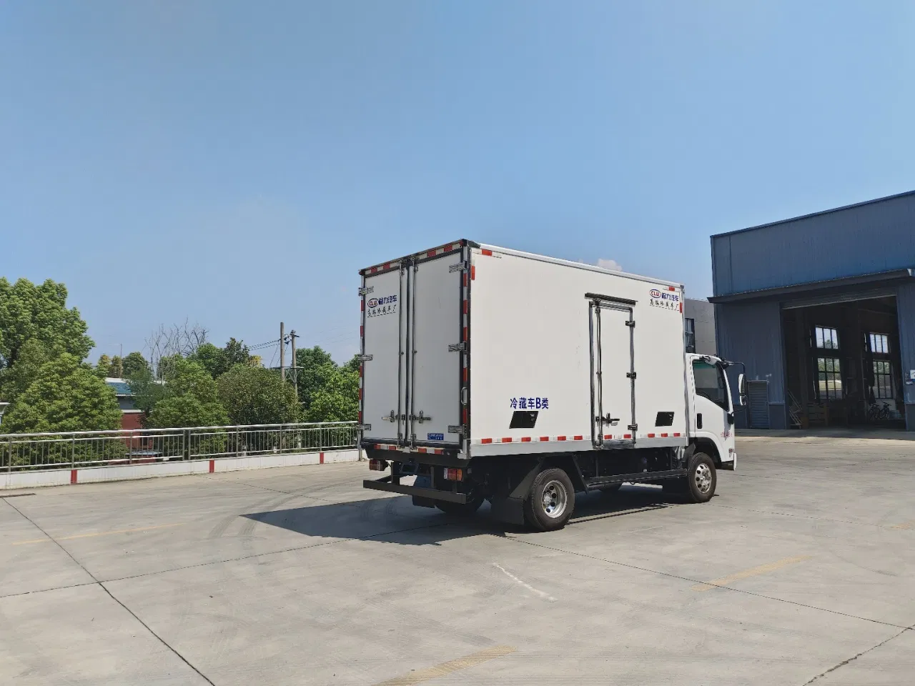 High Quality 4*2 4.5tons Refrigerator Box Truck Fish Transport Freezer Truck Refrigerated Truck Thermo King Refrigerator Unit