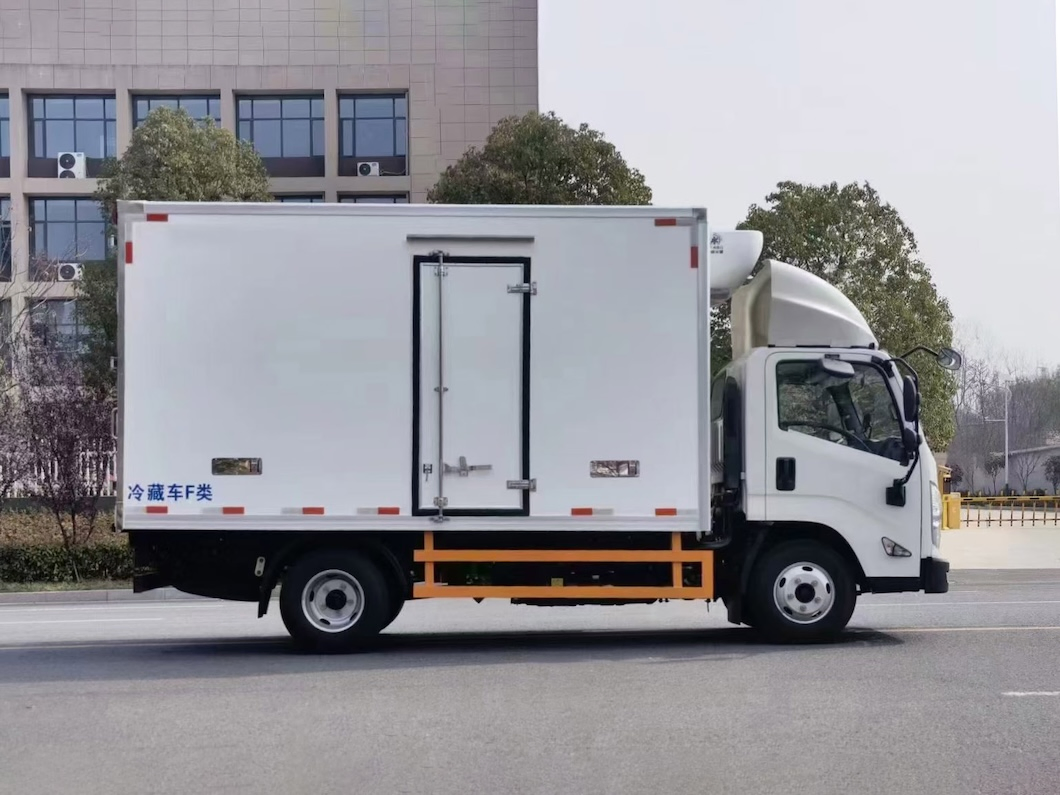 High Quality Jmc Carrying Plus Hydraulic Brake 3tons Small Refrigerated Refrigerator Van Truck Fish Transport Freezer Truck 68kw Light Truck