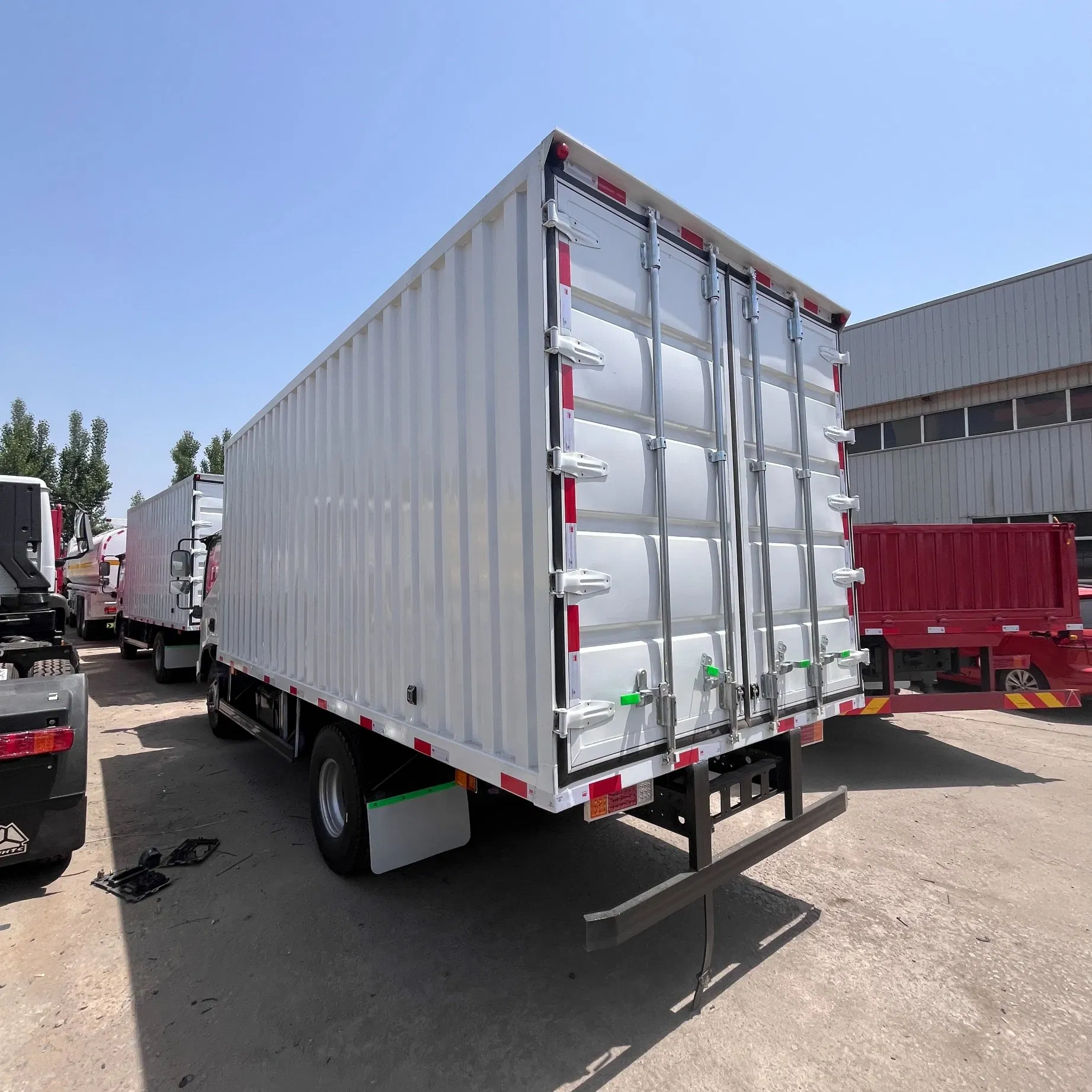 150-Horsepower Chinese Sinotruk Light Truck, 6.2-Meter Small Urban Delivery Vehicle, 5-15 Tons Selectable