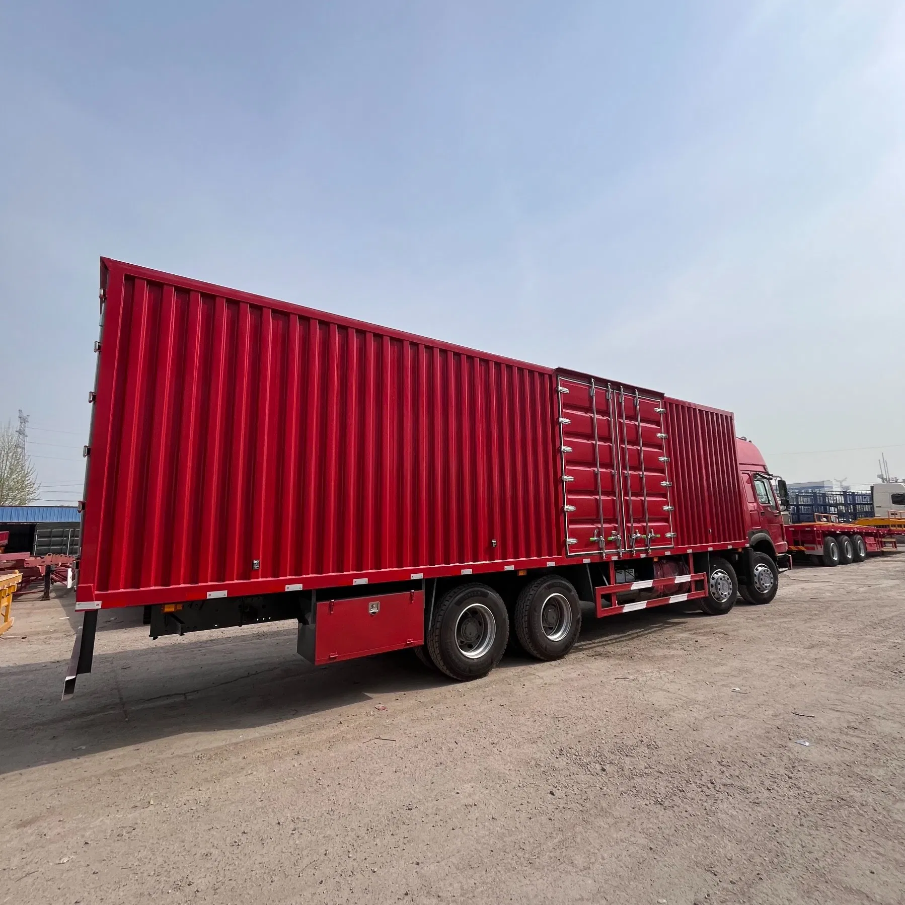 China National Heavy Duty Truck HOWO 12-Wheel Container Truck, 20-Ton Truck, 25 Cubic Meter Box Truck, Van Transport Vehicle