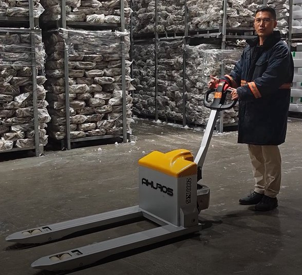 Durable High-Grip Protective Shielded-Core Pallet Truck for Cold Chain Logistics &amp; Distribution