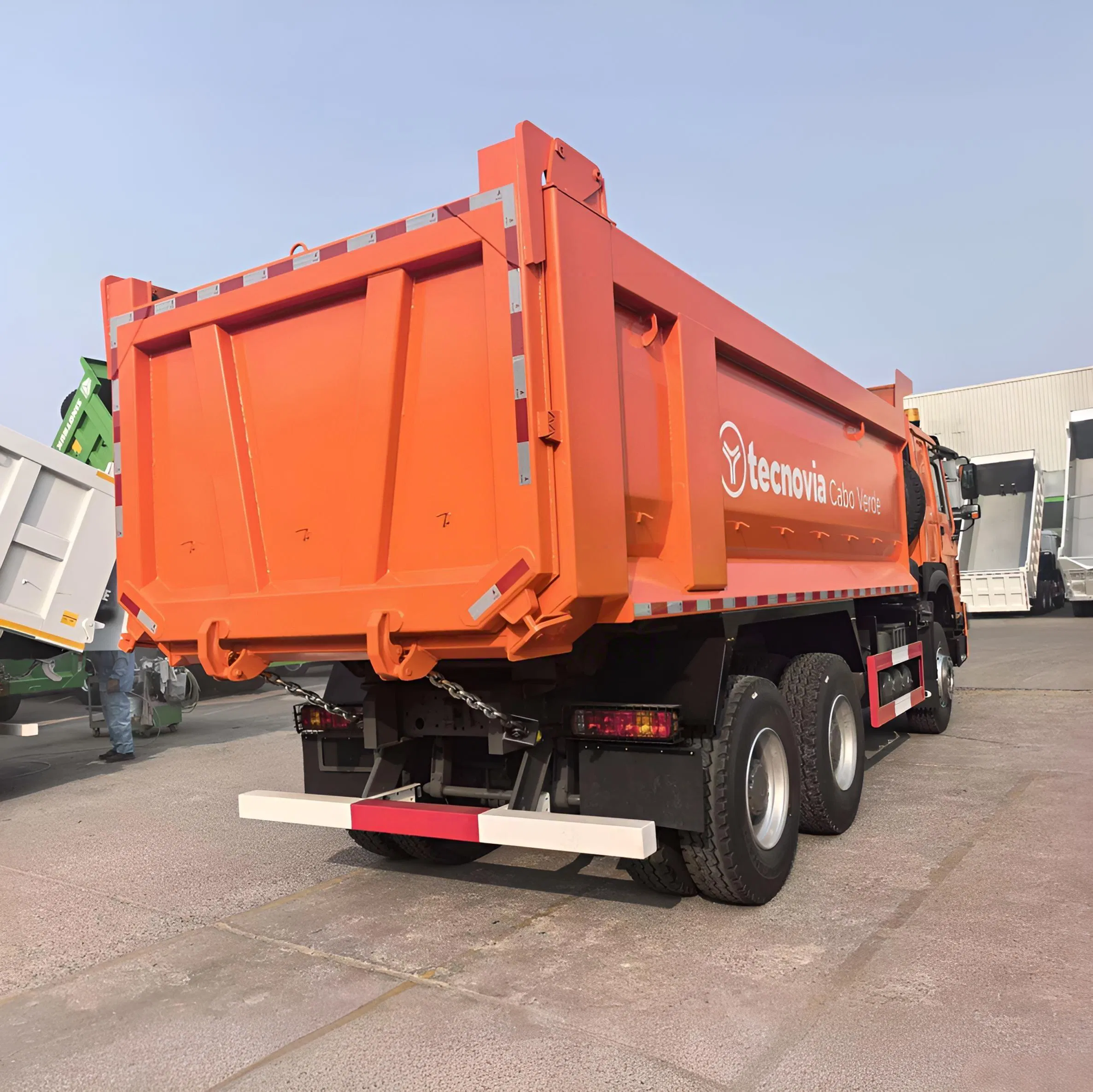 China Sinotruk HOWO Heavy Duty 6X6 All Wheel 4WD Electric Crawler Crane Diesel Man Trailer Dumper Tipper Dump Truck Trailer Price for Sale